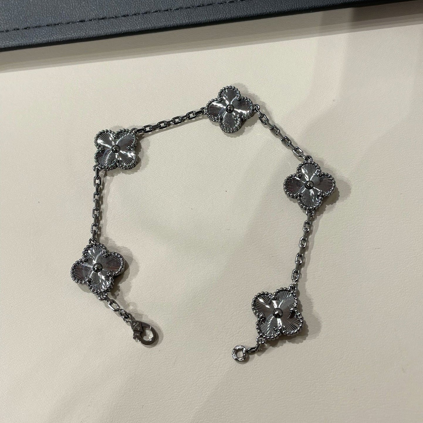 [Love Lucky]CLOVER 5 MOTIV SCHWARZES ARMBAND 