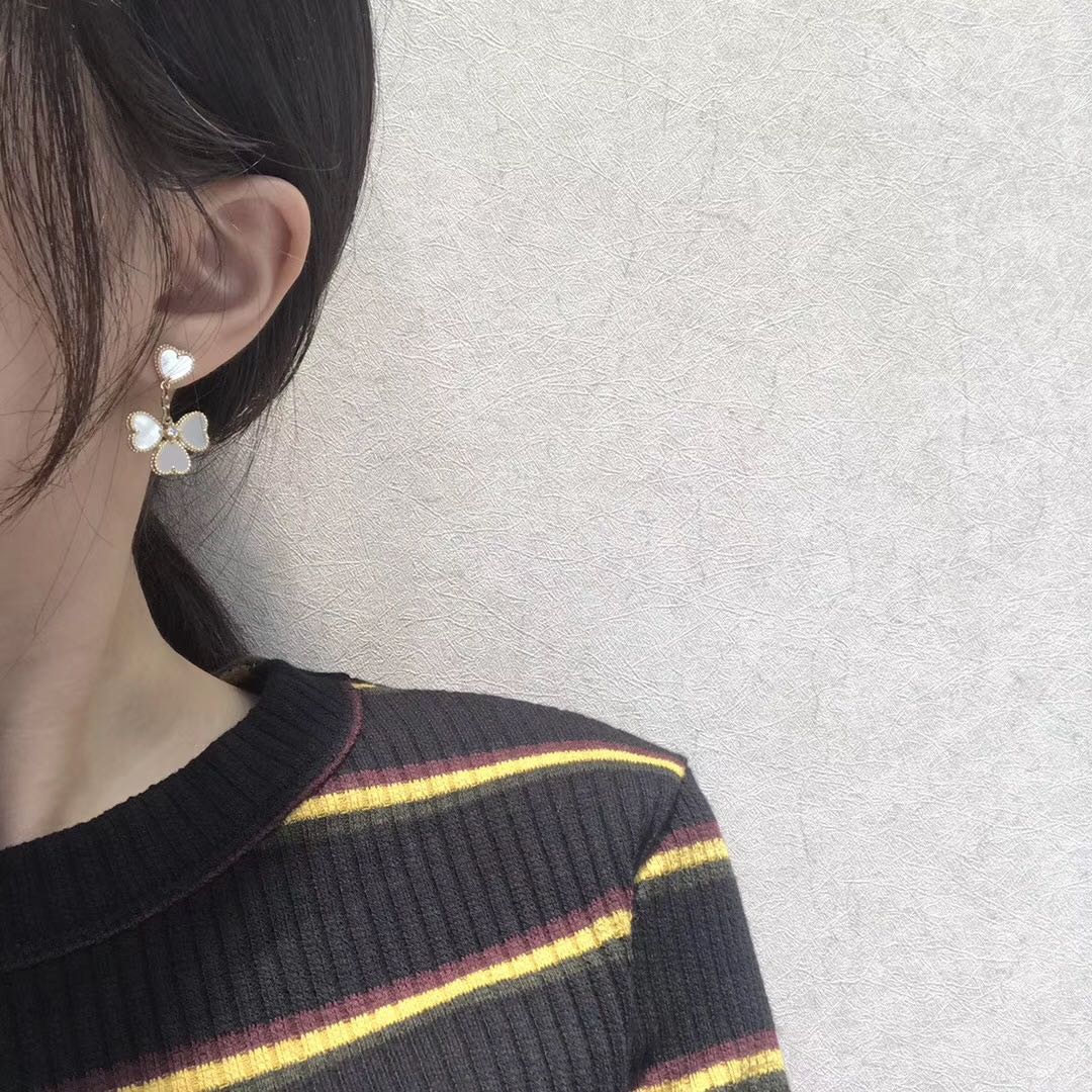 [ラブラッキー]クローバー スウィートホワイトモップピアス