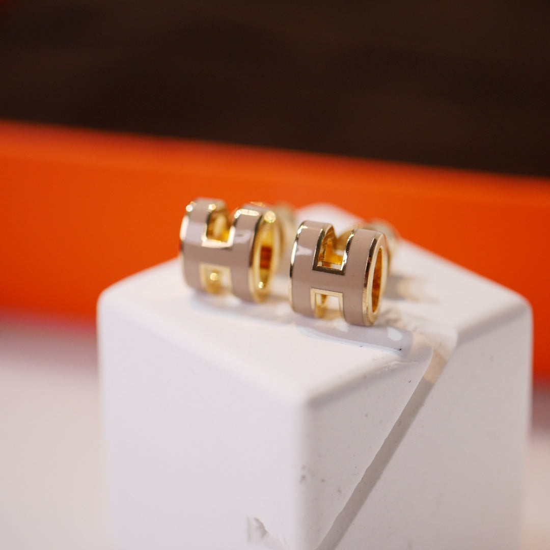 [Love Lucky]MINI POP H GOLD EARRINGS GREY