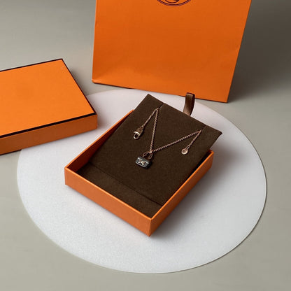 [Love Lucky]Constance Halskette mit schwarzem Anhänger und Roségold