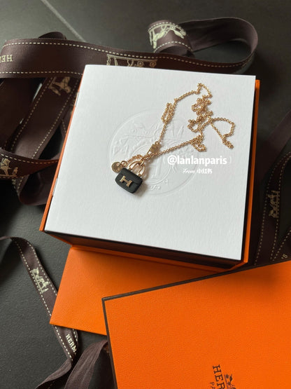[Love Lucky]Constance Halskette mit schwarzem Anhänger und Roségold