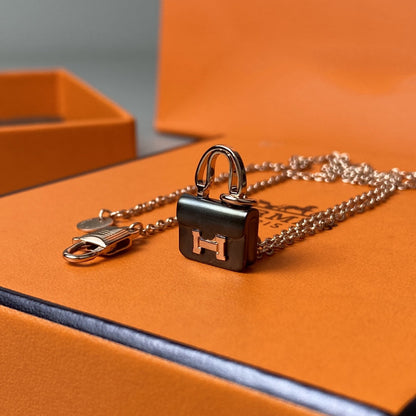 [Love Lucky]Constance Halskette mit schwarzem Anhänger und Roségold