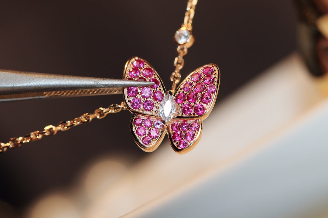 [Love Lucky] SCHMETTERLING ROTE DIAMANT ROSÉGOLD HALSKETTE
