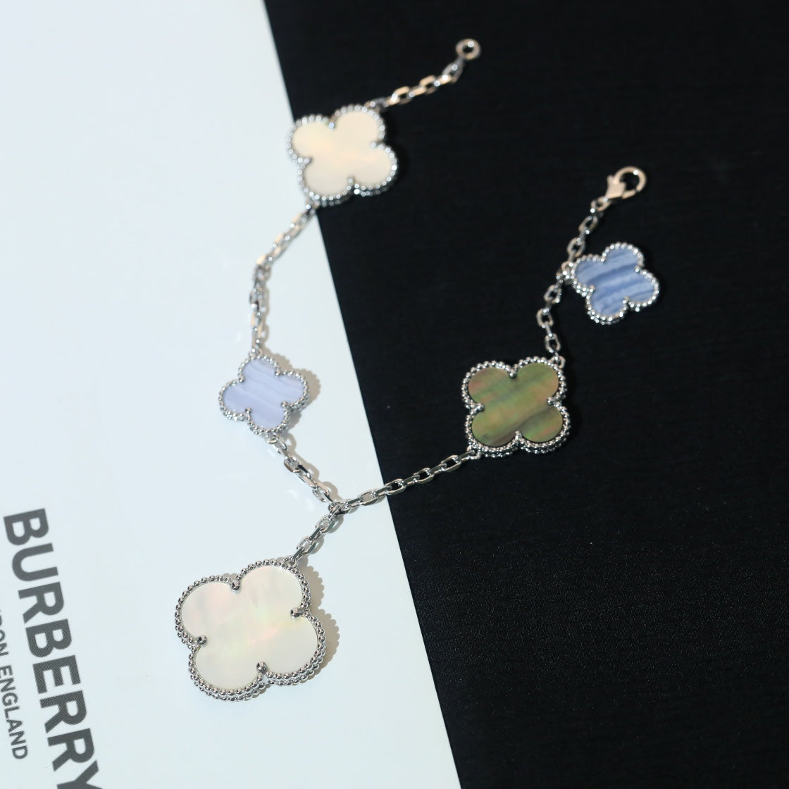 [Love Lucky]CLOVER ARMBAND 5 MOTIVE MOP CHALCEDON SILBER 