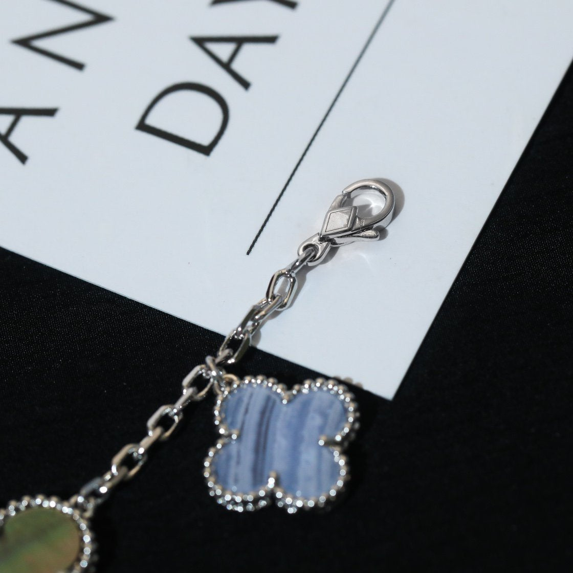 [Love Lucky]CLOVER ARMBAND 5 MOTIVE MOP CHALCEDON SILBER 
