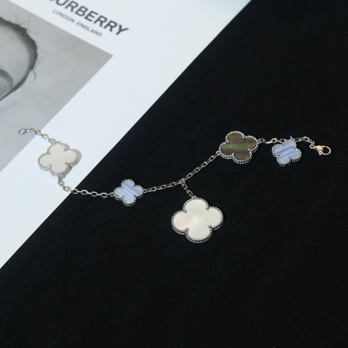 [Love Lucky]CLOVER ARMBAND 5 MOTIVE MOP CHALCEDON SILBER 