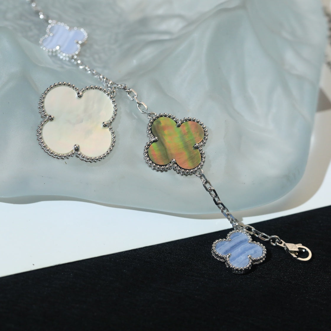 [Love Lucky]CLOVER ARMBAND 5 MOTIVE MOP CHALCEDON SILBER 