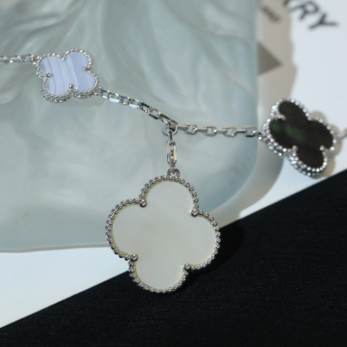 [Love Lucky]CLOVER ARMBAND 5 MOTIVE MOP CHALCEDON SILBER 