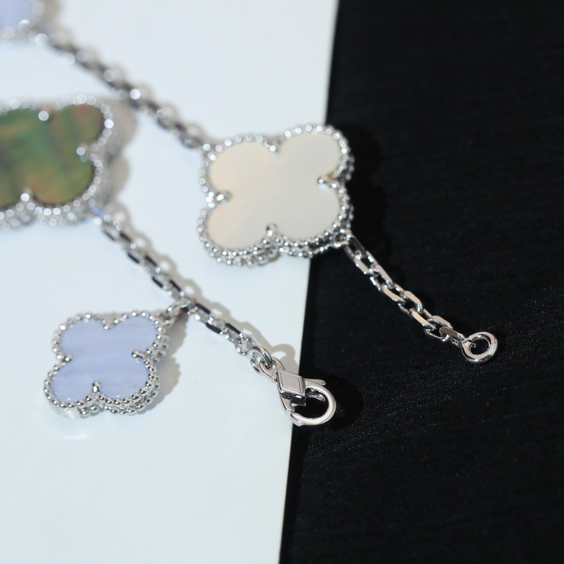 [Love Lucky]CLOVER ARMBAND 5 MOTIVE MOP CHALCEDON SILBER 