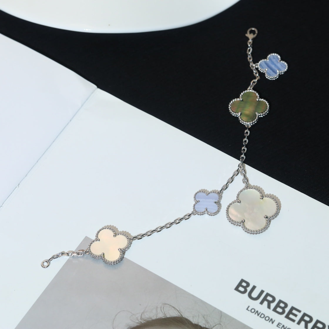 [Love Lucky]CLOVER ARMBAND 5 MOTIVE MOP CHALCEDON SILBER 