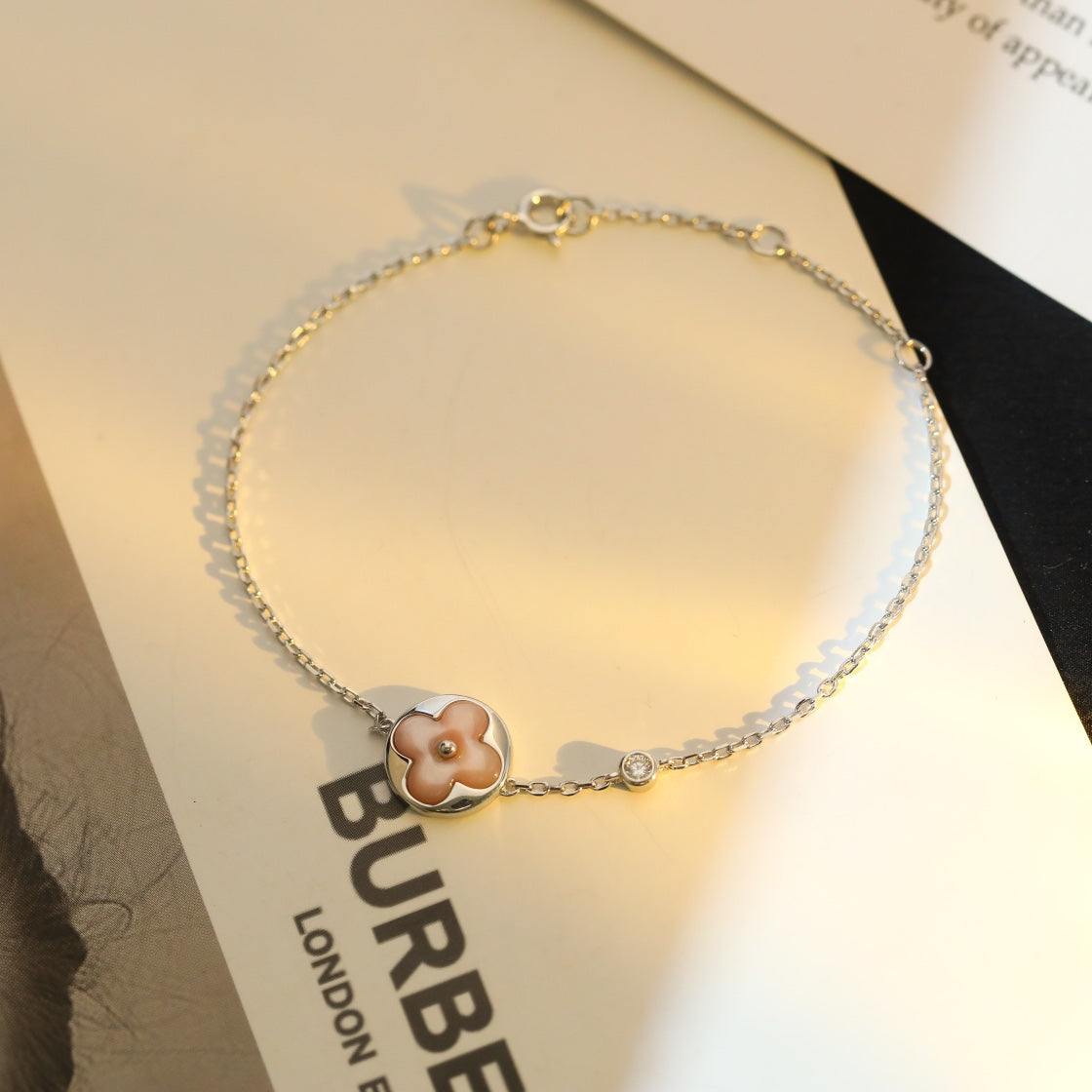 [Love Lucky]Silberarmband mit Sonnenmotiv, rosa Mops