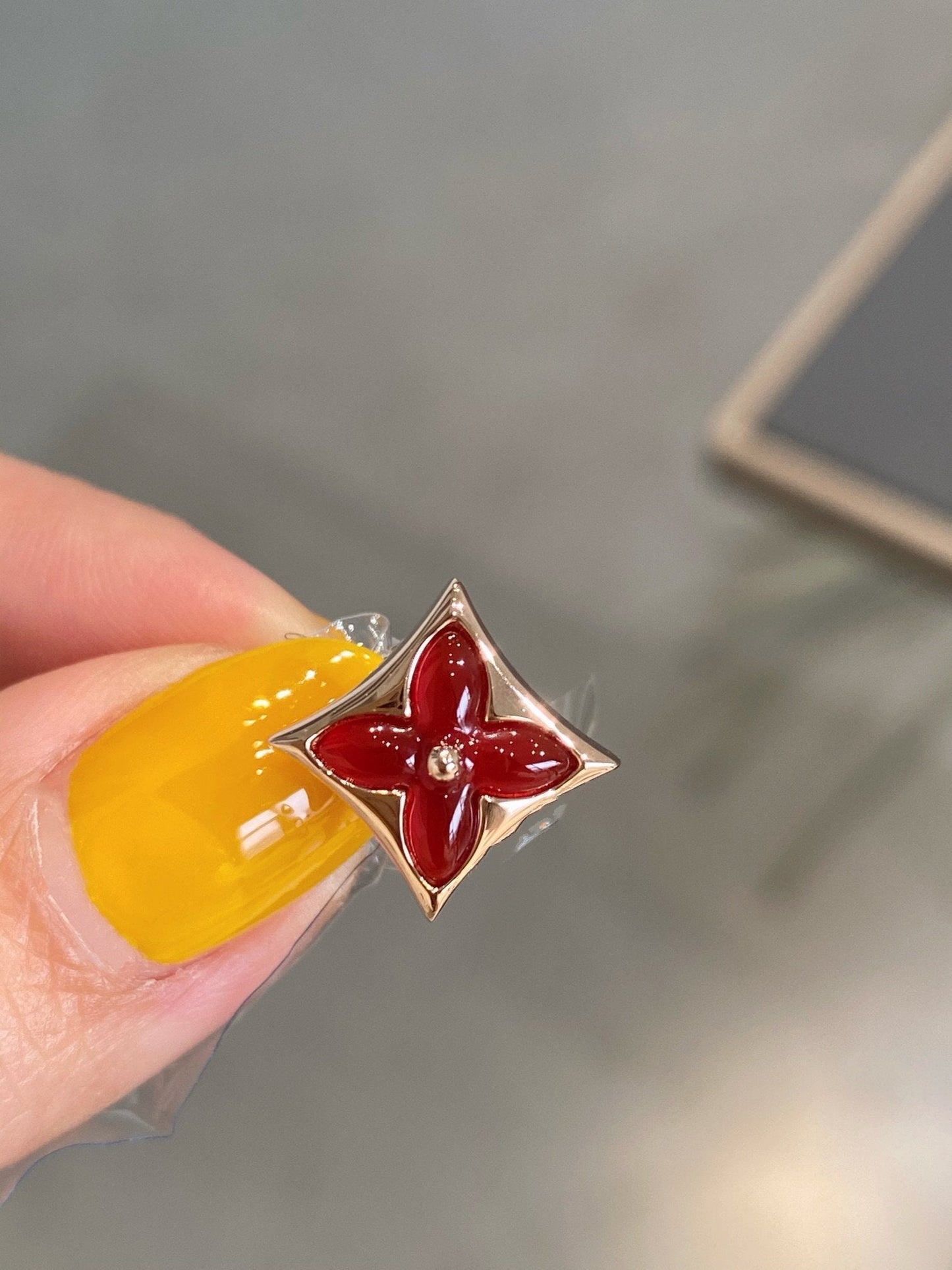 [Love Lucky] Ohrstecker mit Stern und Sonne, Roségold, Karneol