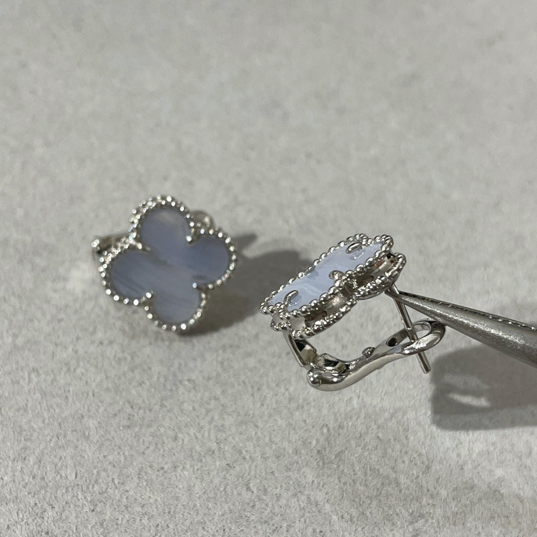 [ラブラッキー]クローバーカルセドニーシルバースタッドピアス