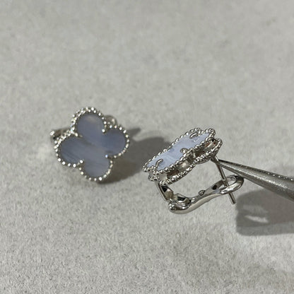 [ラブラッキー]クローバーカルセドニーシルバースタッドピアス