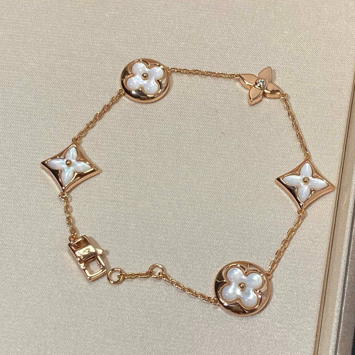 [Love Lucky] Armband mit Stern- und Sonnenmotiv, 5 Mops-Motive, Roségold