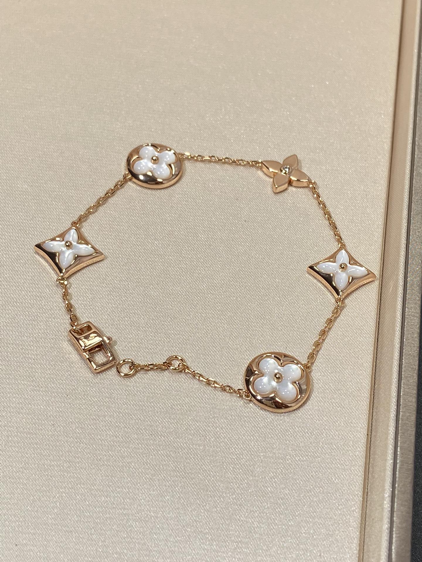 [Love Lucky] Armband mit Stern- und Sonnenmotiv, 5 Mops-Motive, Roségold
