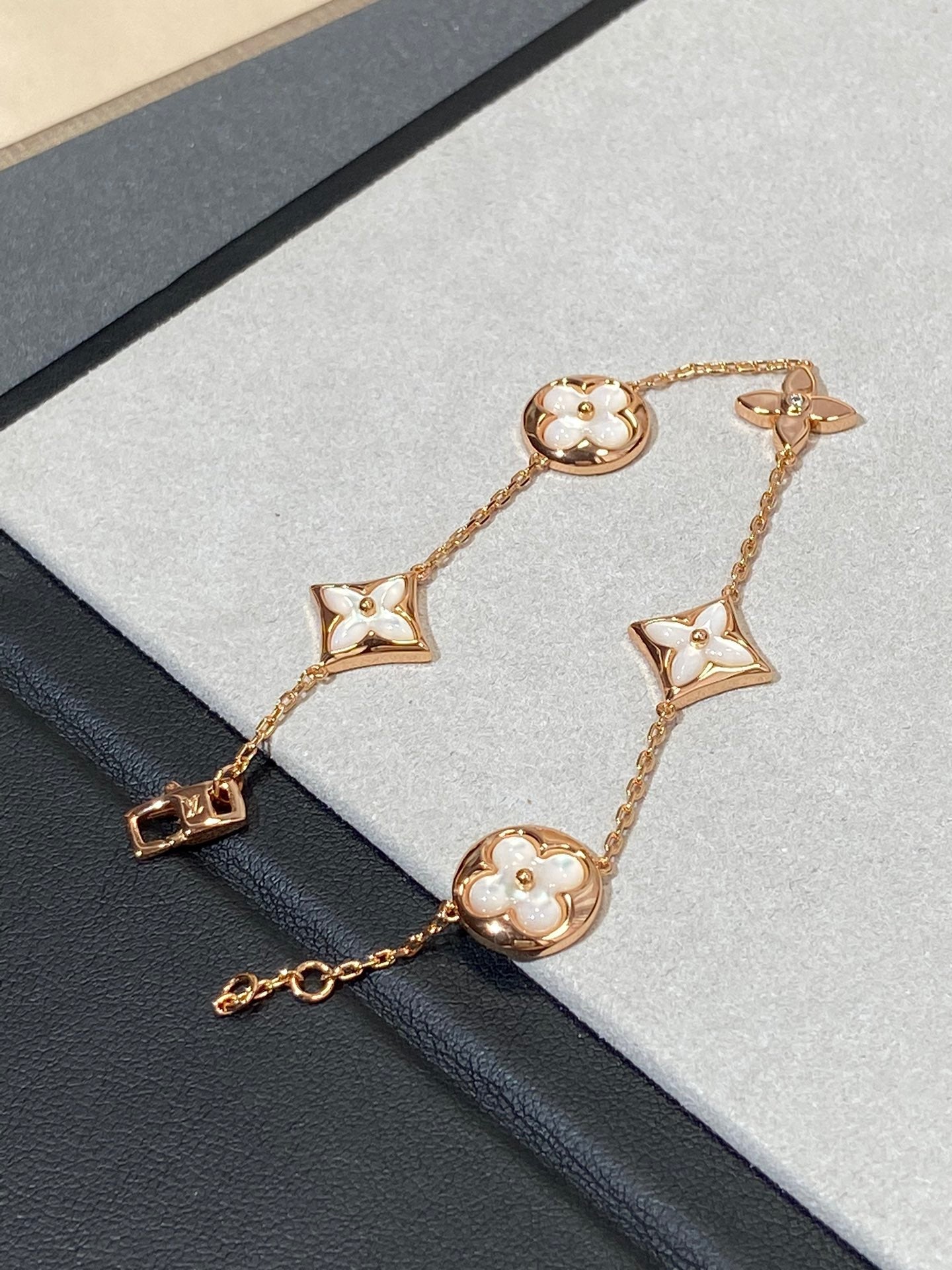 [Love Lucky] Armband mit Stern- und Sonnenmotiv, 5 Mops-Motive, Roségold