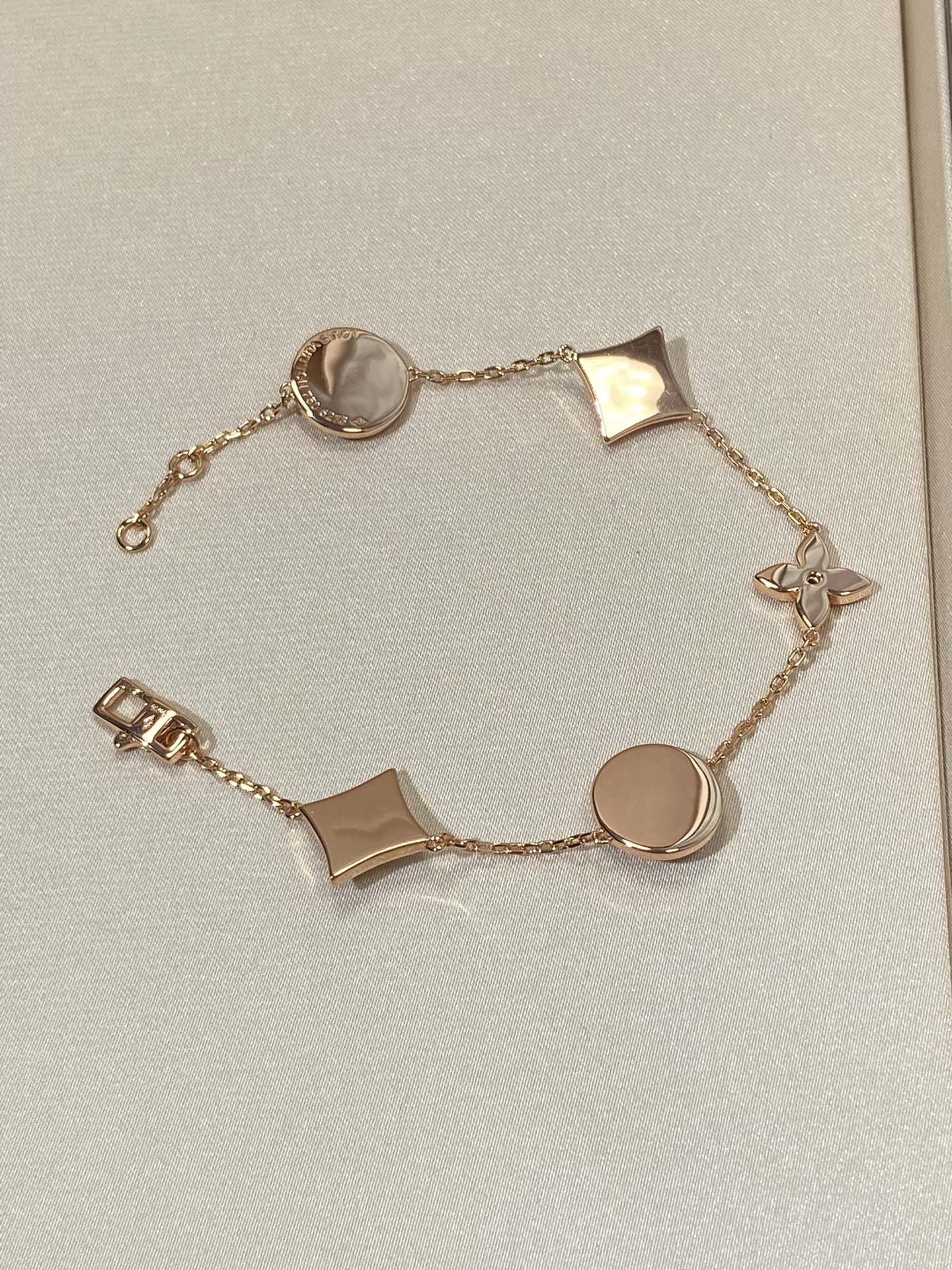 [Love Lucky] Armband mit Stern- und Sonnenmotiv, 5 Mops-Motive, Roségold