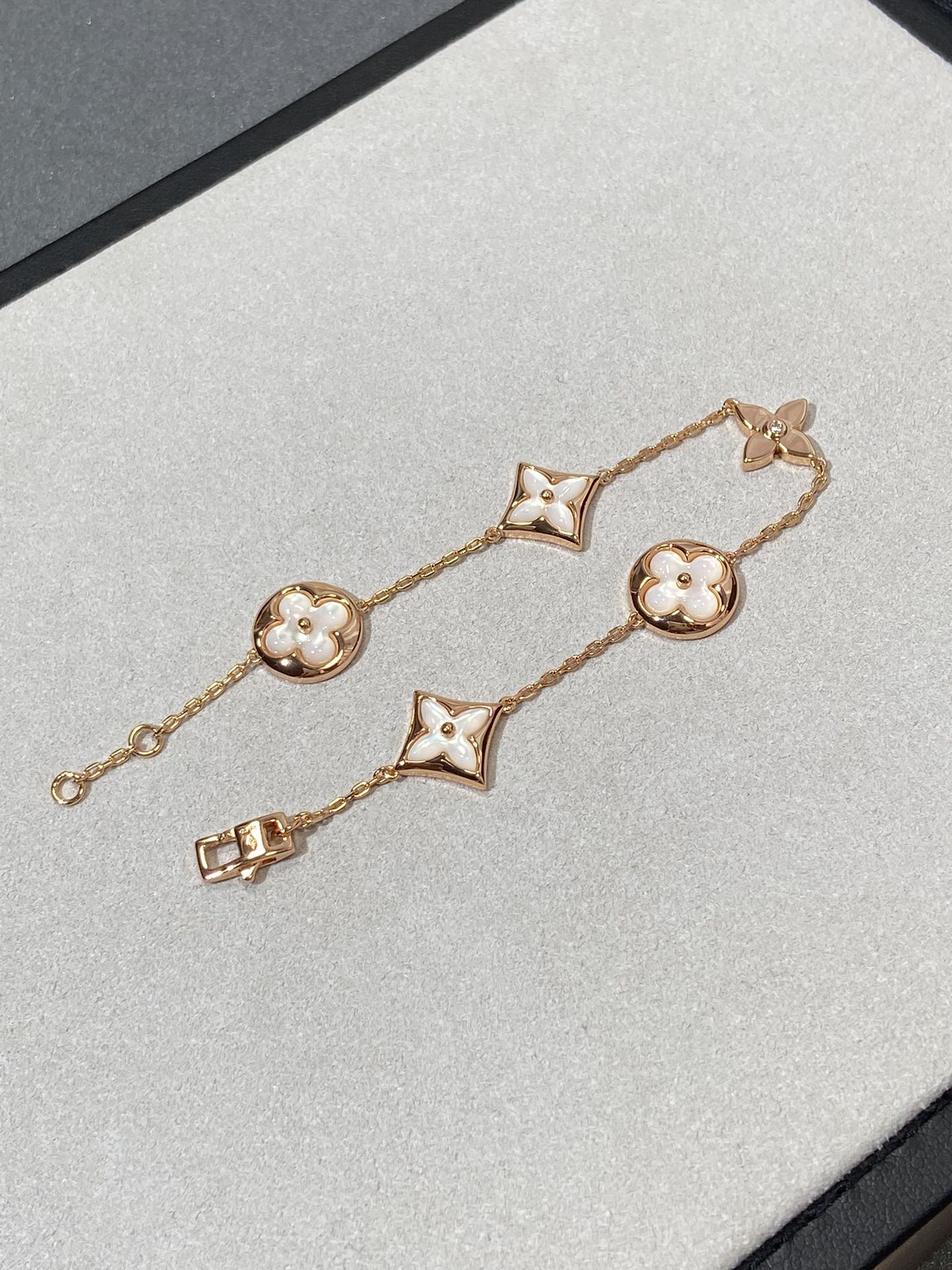 [Love Lucky] Armband mit Stern- und Sonnenmotiv, 5 Mops-Motive, Roségold