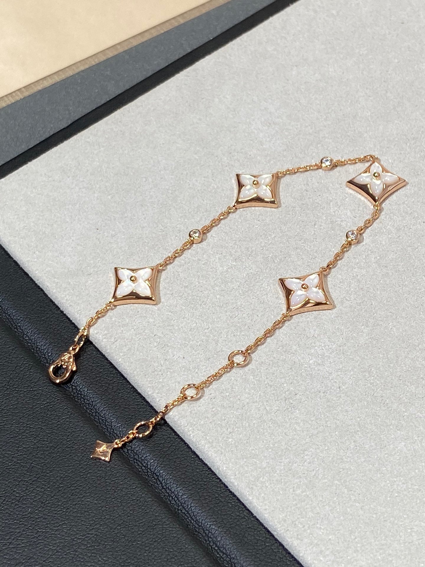 [Love Lucky] Armband aus Roségold mit Sternmotiv und 4 Diamanten