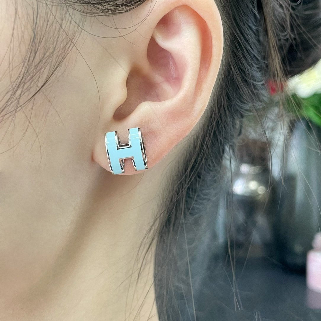 [ラブラッキー]POP H スカイブルー スタッドピアス