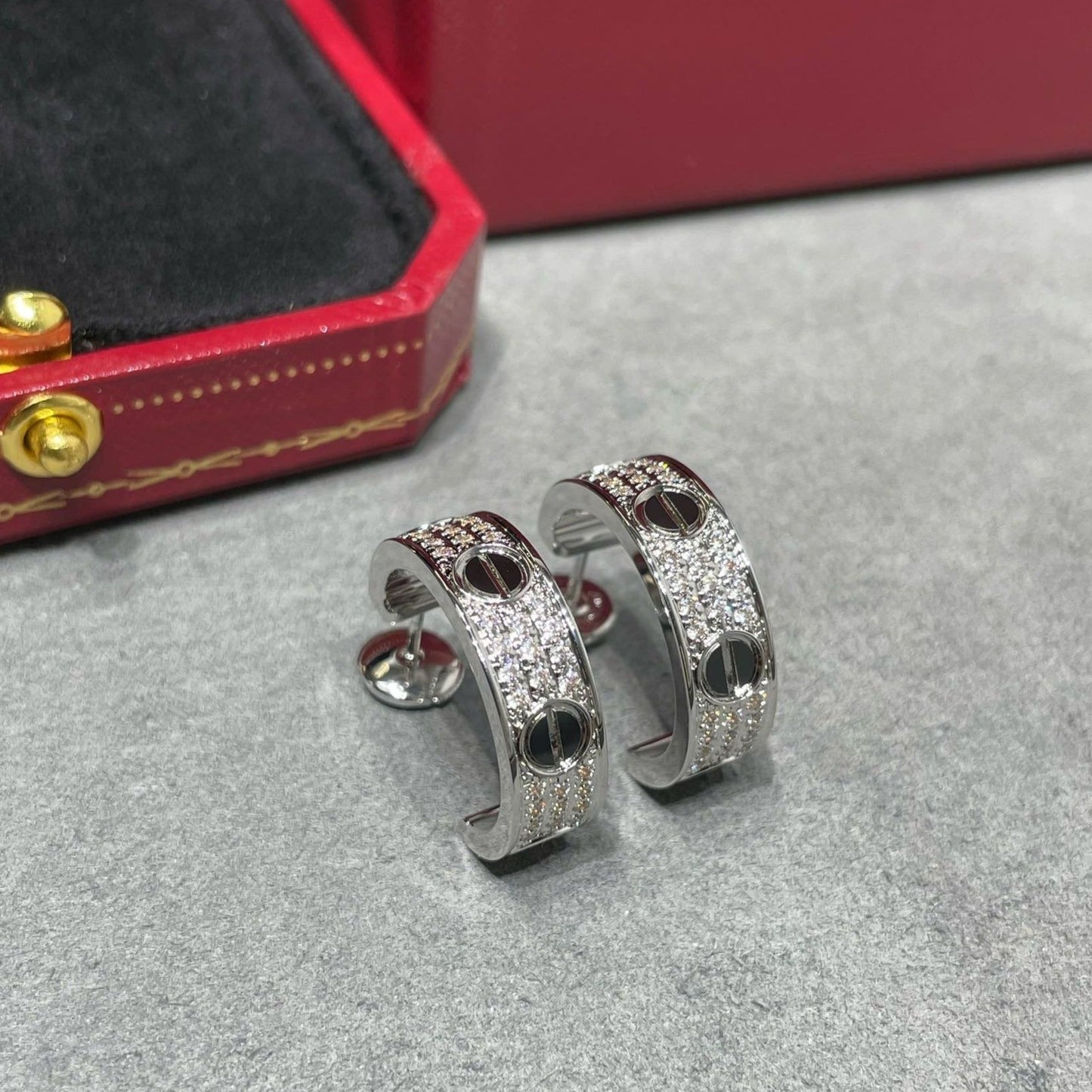 [Love Lucky] LOVE KERAMIK DIAMANT-BEFESTIGTE SILBER-OHRRINGE