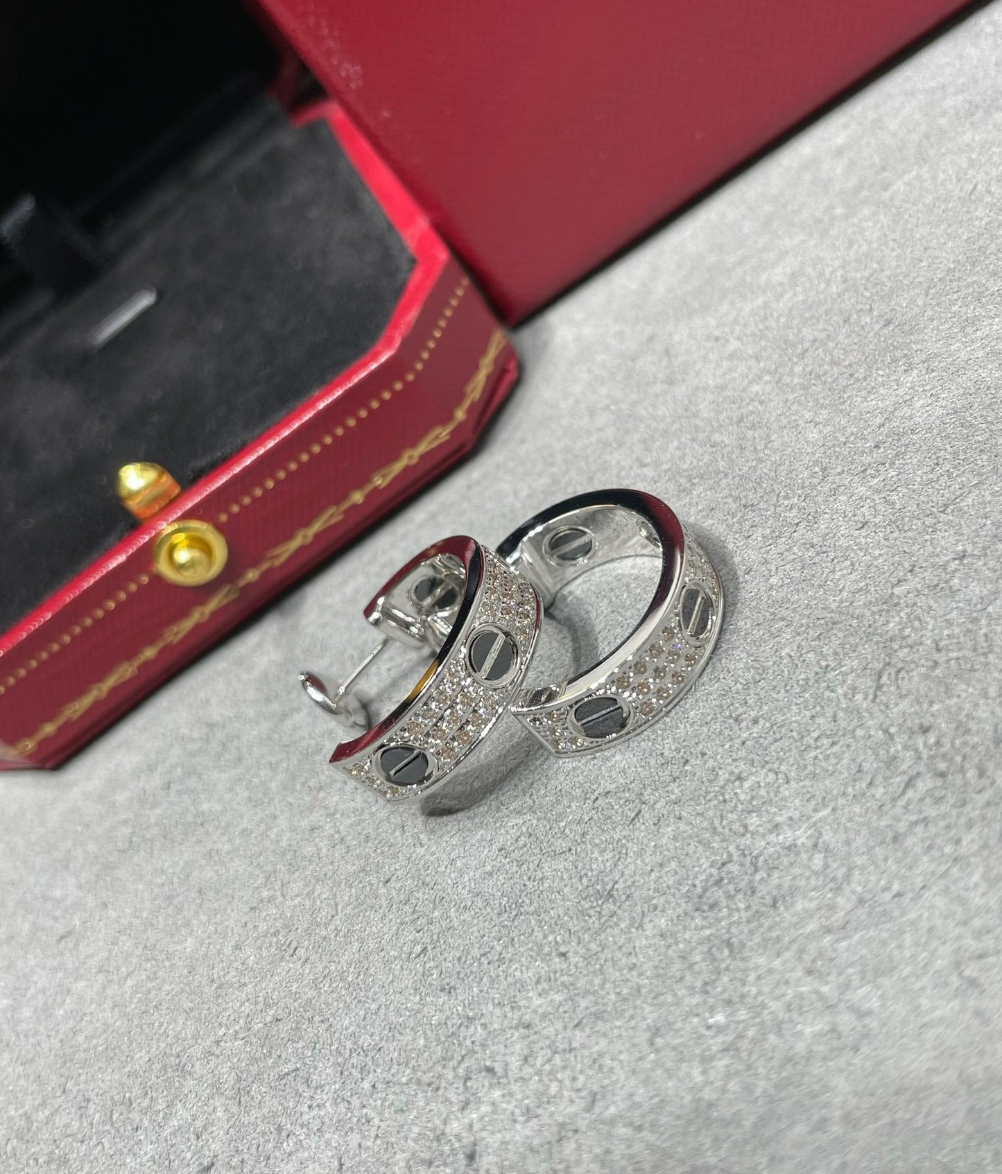 [Love Lucky] LOVE KERAMIK DIAMANT-BEFESTIGTE SILBER-OHRRINGE