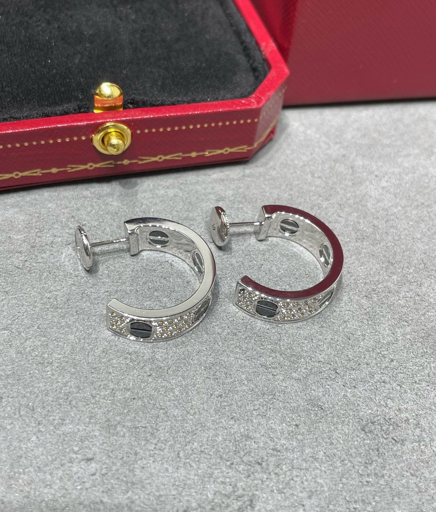 [Love Lucky] LOVE KERAMIK DIAMANT-BEFESTIGTE SILBER-OHRRINGE