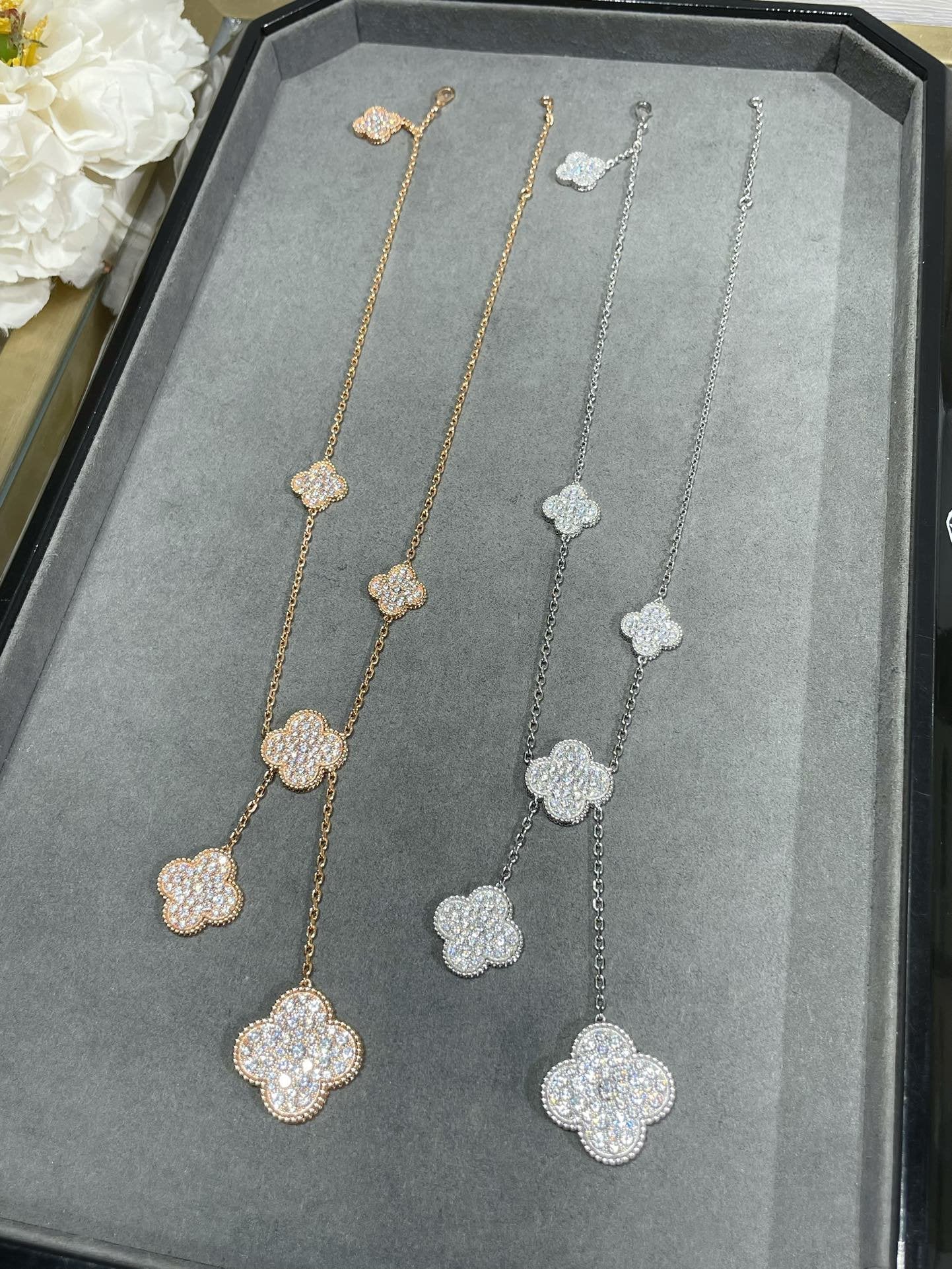 [Love Lucky] Halskette mit Kleeblatt-Motiv und Diamanten