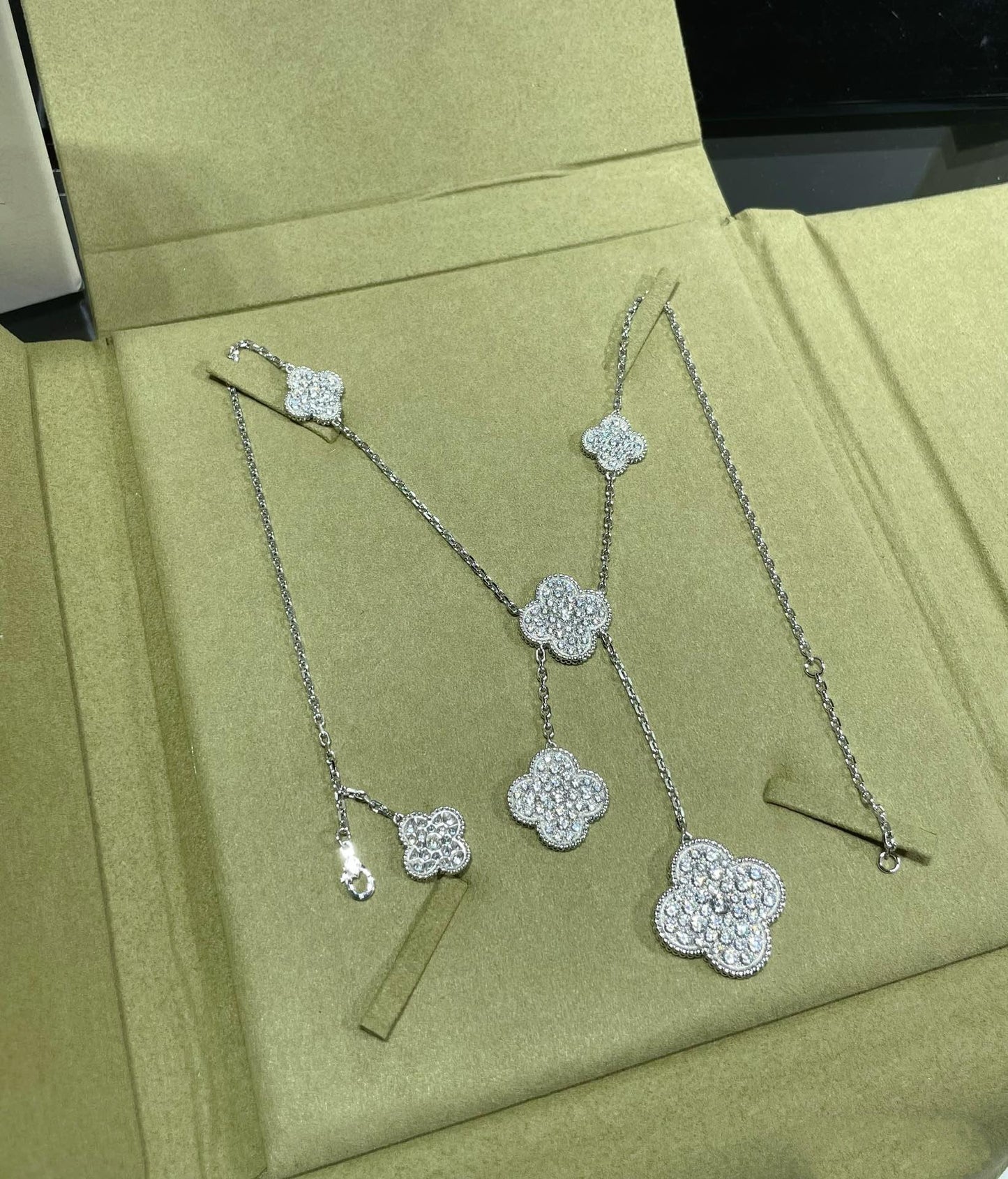 [Love Lucky] Halskette mit Kleeblatt-Motiv und Diamanten