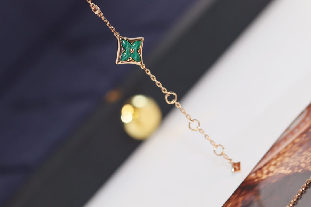 [Love Lucky] Armband aus Roségold mit Stern- und Sonnenmotiv und 4 Malachit-Motiven