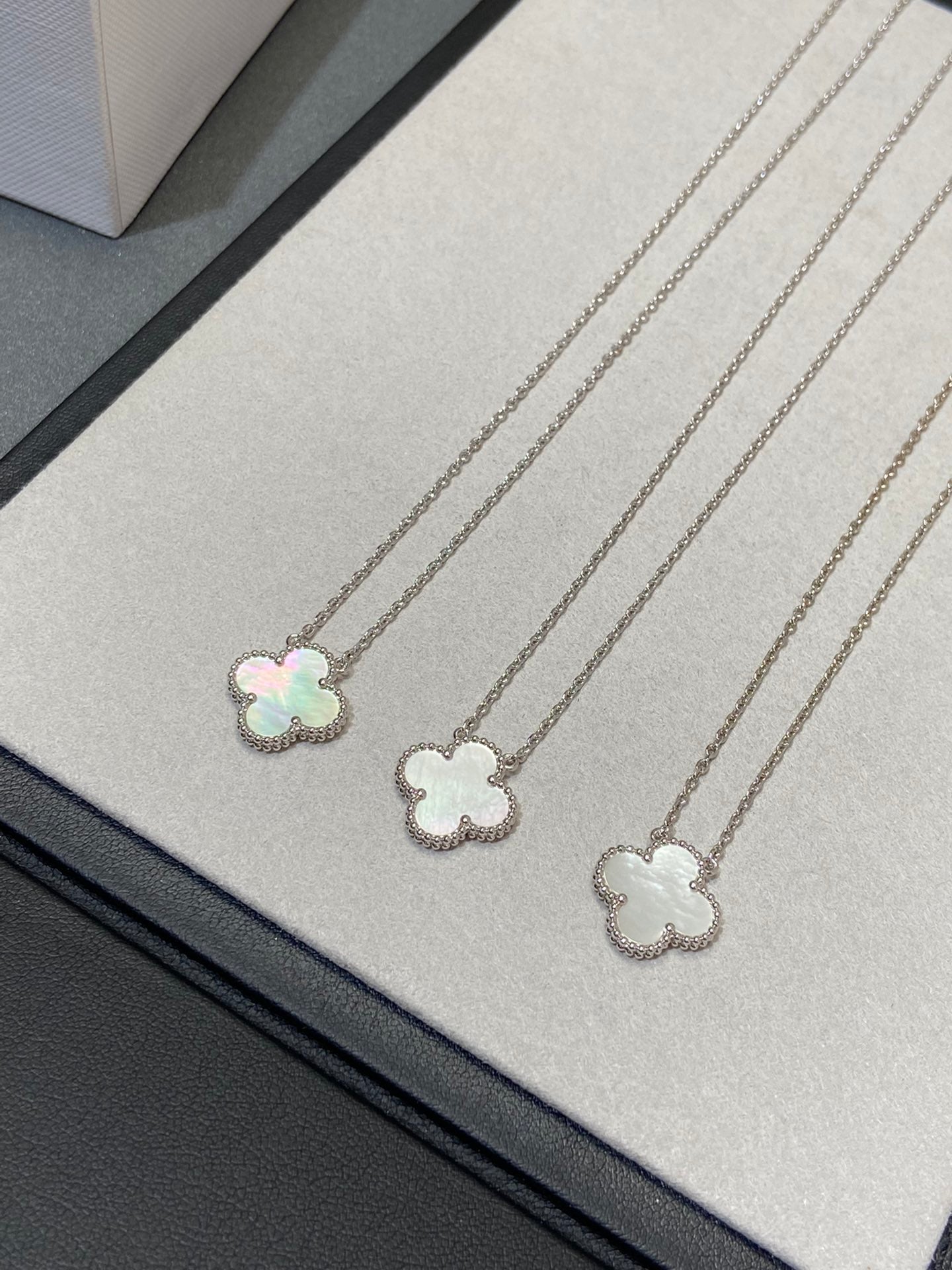 [Love Lucky]CLOVER MEDIUM SILVER WHITE MOP NECKLACE