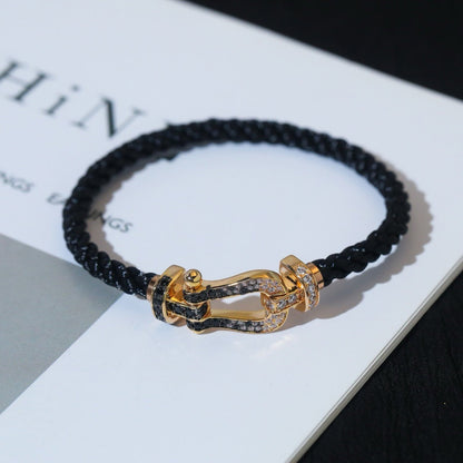 [Love Lucky]FORCE GROSSES HUFEISEN-ARMBAND MIT SCHWARZEN WEISSEN DIAMANTEN UND ROSÉGOLD