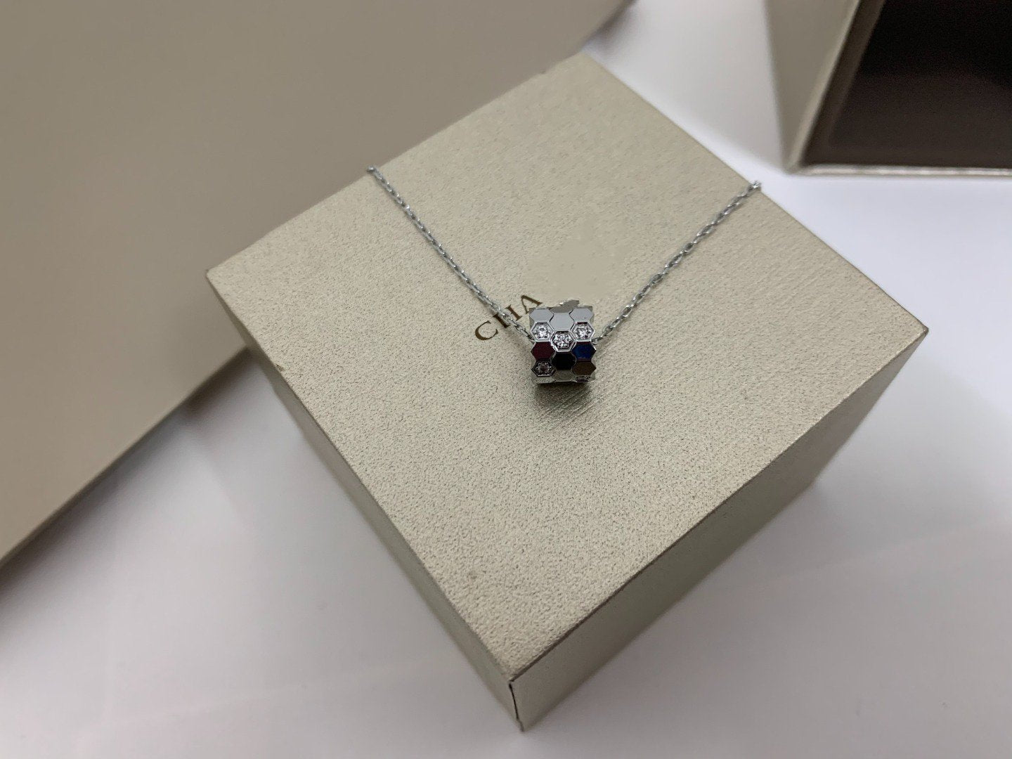 [Love Lucky]BEE LOVE DIAMOND NECKLACE