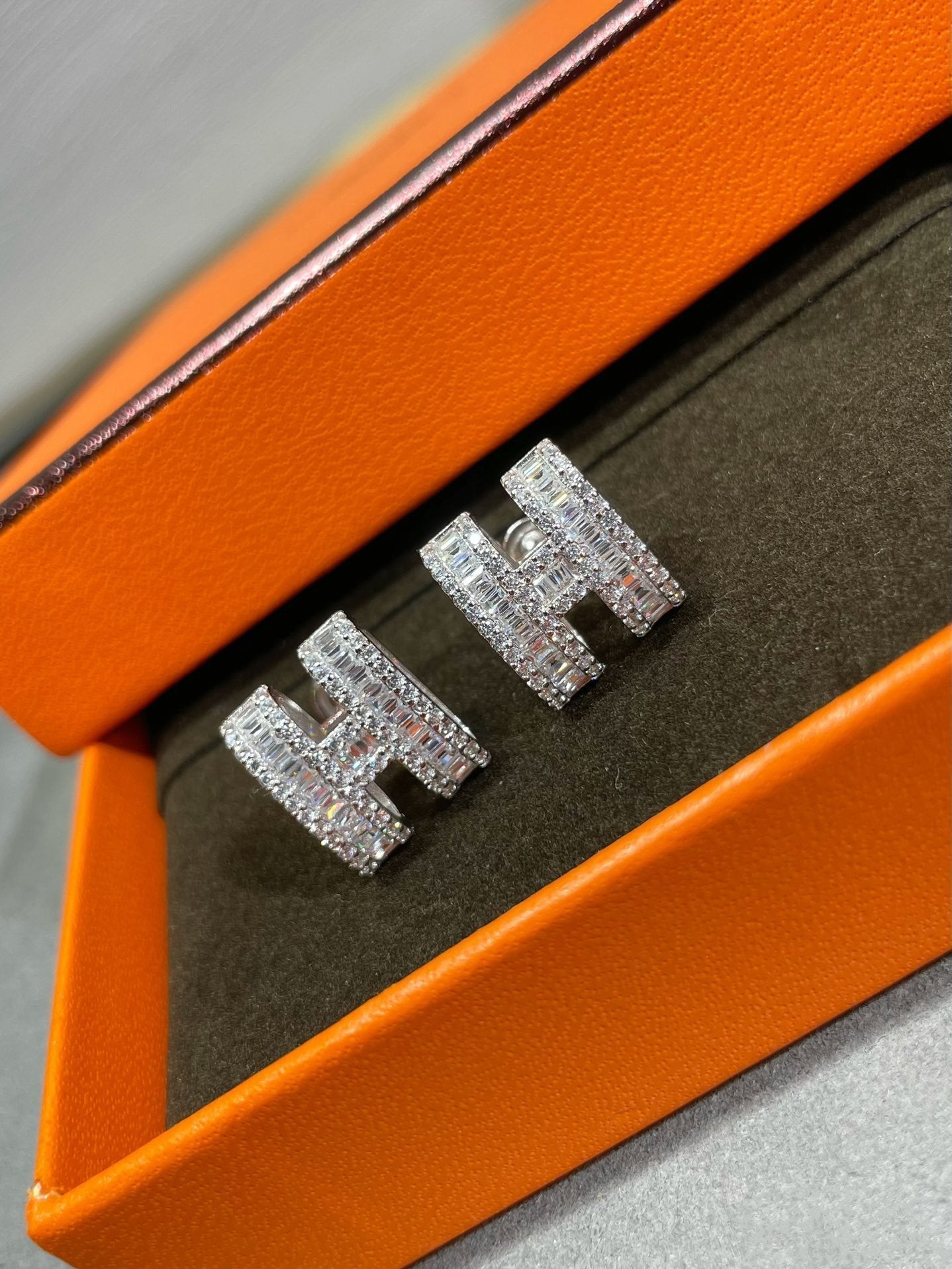[Love Lucky]H Ohrstecker mit silbernen Diamanten