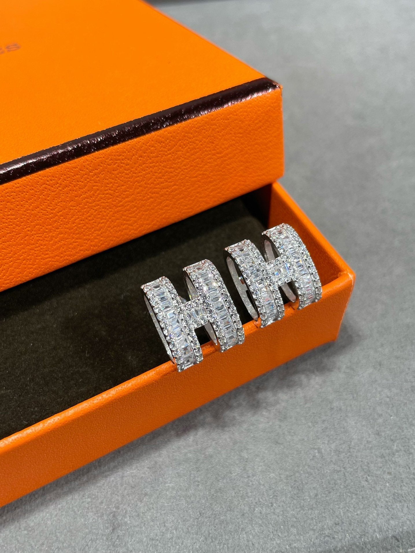 [Love Lucky]H Ohrstecker mit silbernen Diamanten