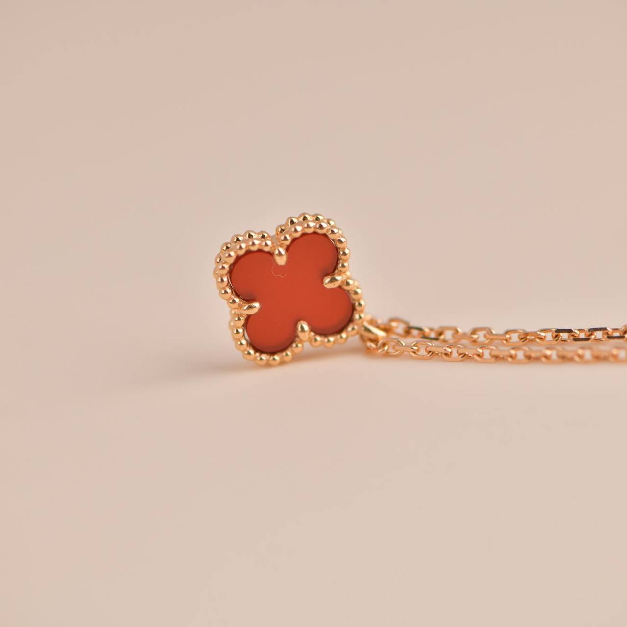 [Love Lucky]CLOVER MINI 9.5MM WHITE CARNELIANS NECKLACE