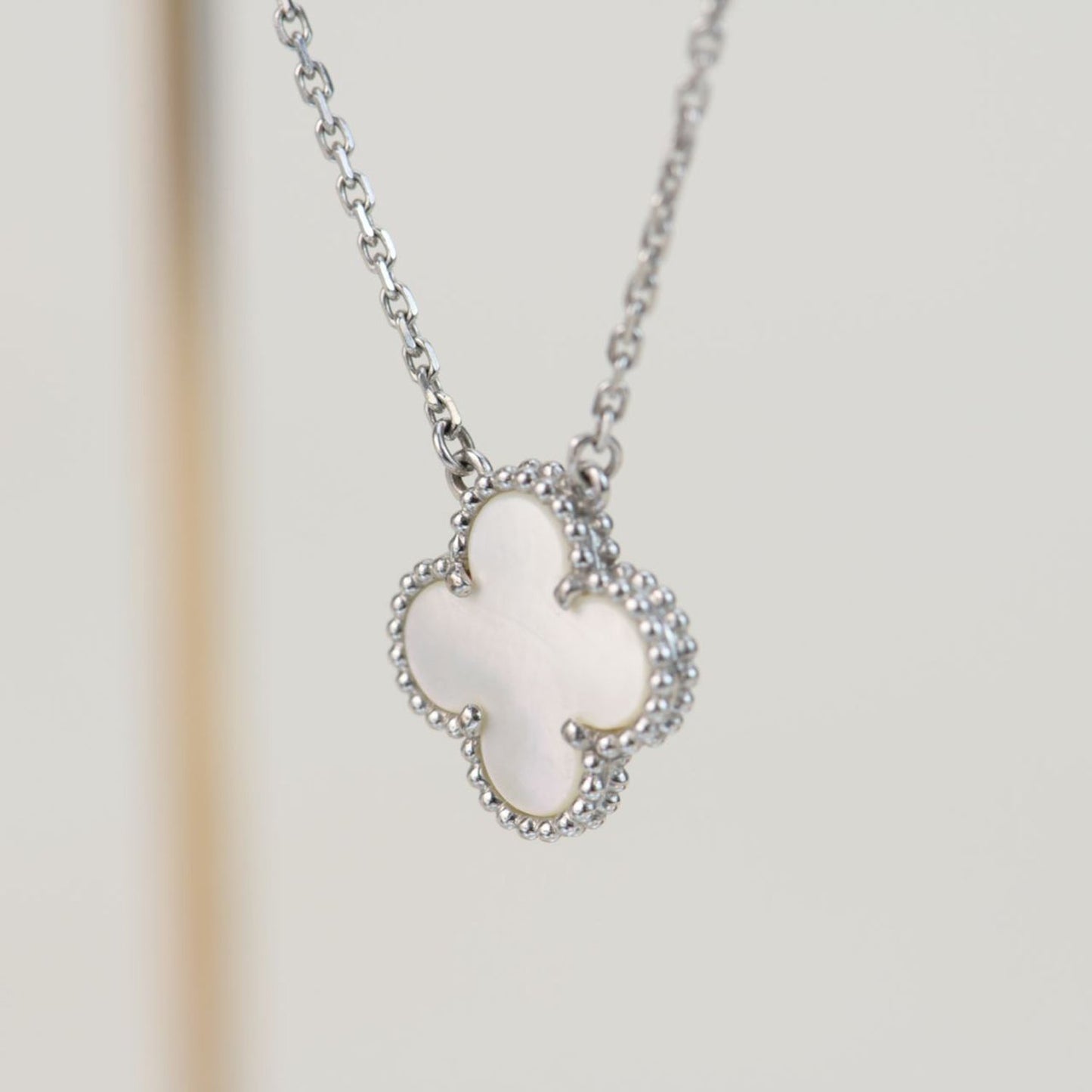 [Love Lucky]CLOVER 15MM WEISS PERLMUTT SILBER
